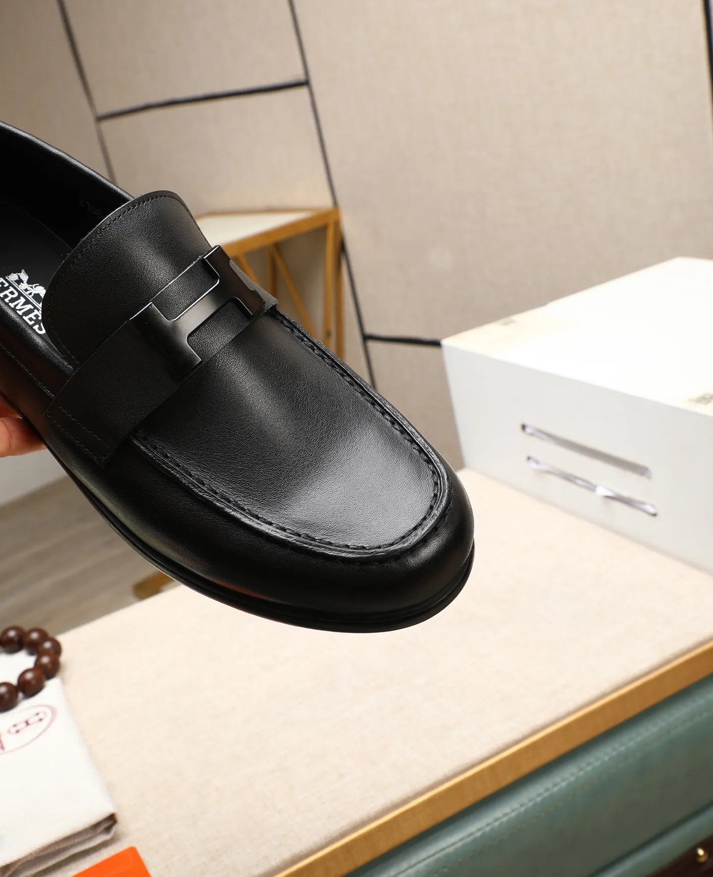 Men's shoes 💰620 Original quality Brand: Hermès Standard code: Men's code: 39.40.41.42.43.44 (38.45. Customized) Grade: Same style as the official website Original quality Material: Original cowhide Original breathable cowhide lining Original outsole Style category: Men's fashionable casual leather shoes Color: Actual picture